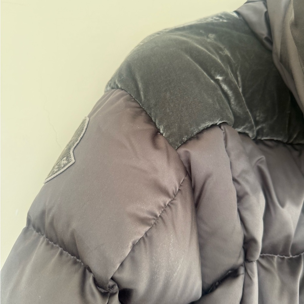 Silver grey Moncler puffer coat with velvet shoulders - Picture 7 of 8
